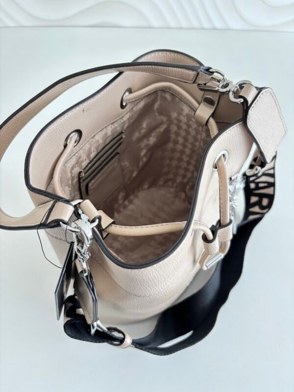 Adele Bucket  Karl Camel