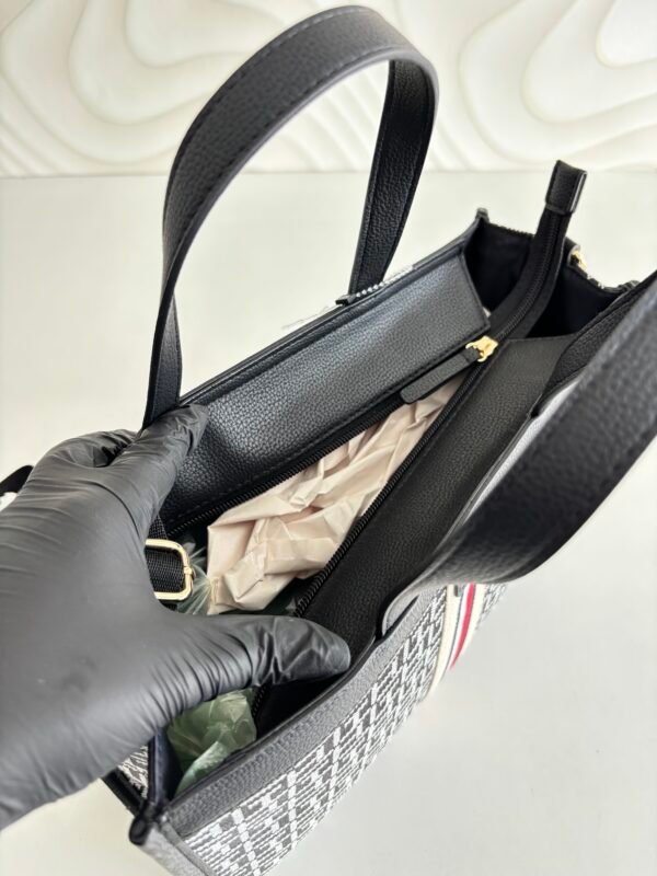 IMG_4321 Tote Bag con Monograma TH