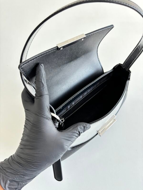 Bolsa baguette negra con solapa