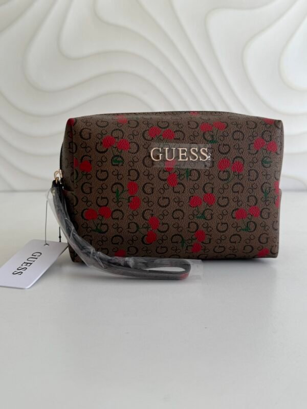 Cosmetiquera Guess Cafe monograma cerezas