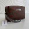 Cosmetiquera Guess Cafe monograma cerezas