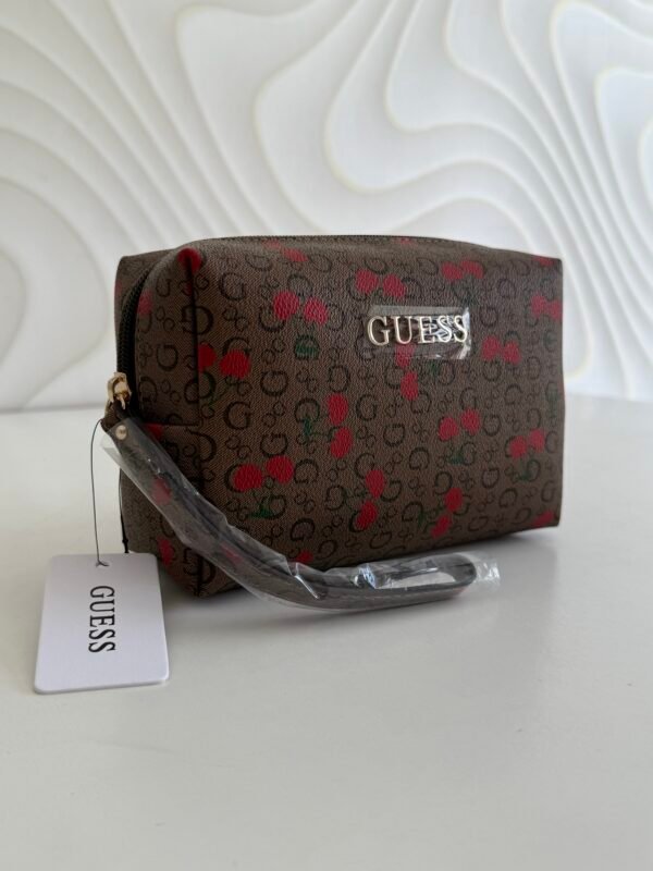 Cosmetiquera Guess Cafe monograma cerezas