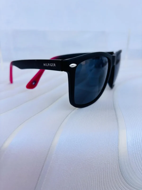 image17 Lentes Tommy Hilfiger modelo outlook color negro detalle rojo