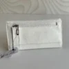 Cartera Guess Blanca monograma Charol