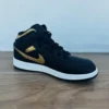 Air Jordan 1 Mid - Negro/Dorado, Talla 23.5 cm
