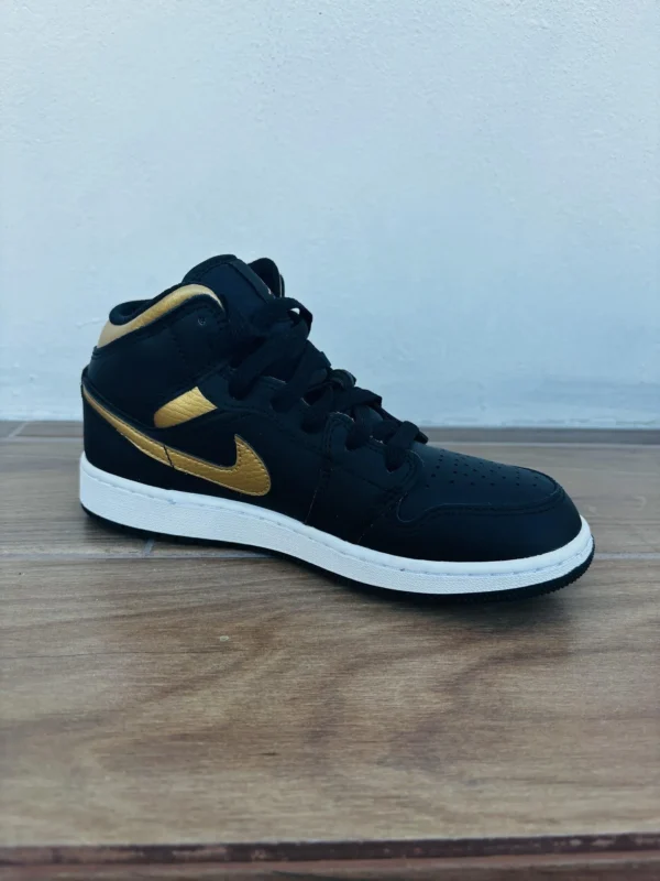 Air Jordan 1 Mid - Negro/Dorado, Talla 23.5 cm