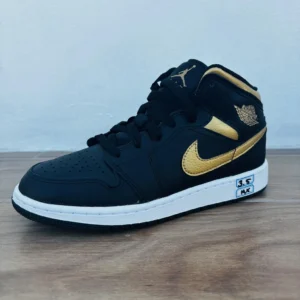 Air Jordan 1 Mid - Negro/Dorado, Talla 23.5 cm