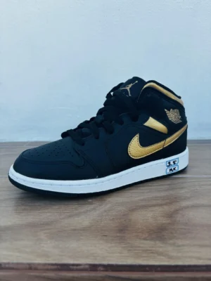 Air Jordan 1 Mid - Negro/Dorado, Talla 23.5 cm