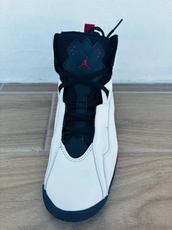 Jordan True Flight Blanco/negro y detalles Rojos en talla 24.5 mx