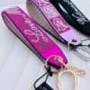 Llavero Victoria s Secret en color Negro detalles plateados y dorados