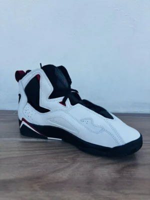 Jordan True Flight Blanco/negro y detalles Rojos en talla 24.5 mx