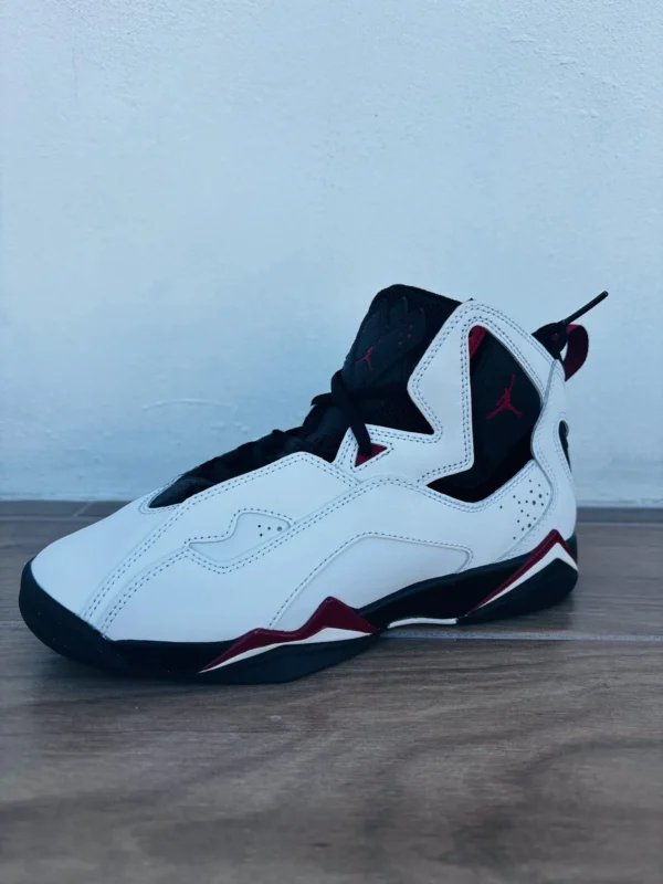 Jordan True Flight Blanco/negro y detalles Rojos en talla 24.5 mx