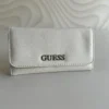 Cartera Guess Blanca monograma Charol