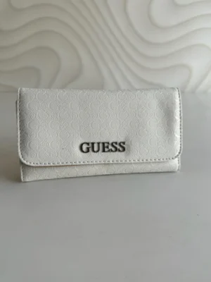 Cartera Guess Blanca monograma Charol