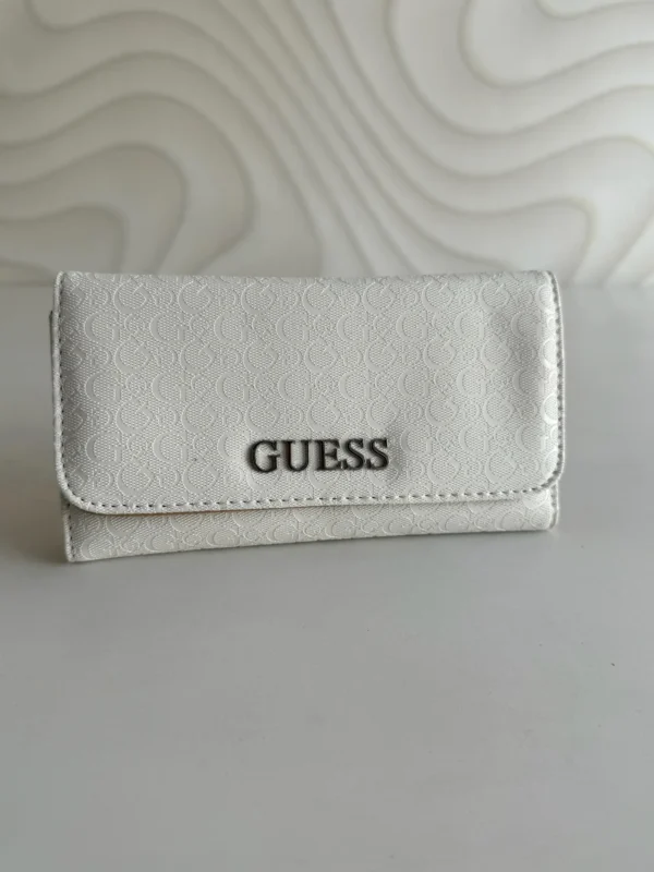 Cartera Guess Blanca monograma Charol