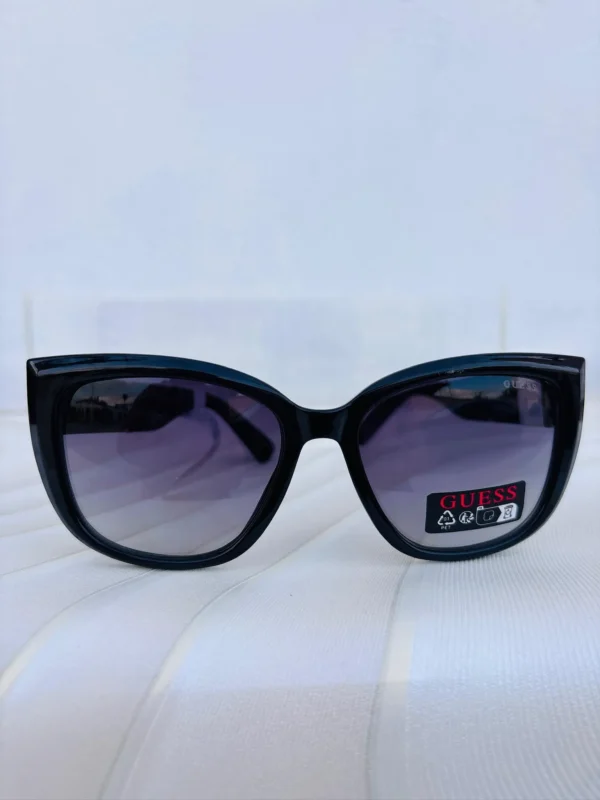 Lentes Guess color negro estilo ojo de gato