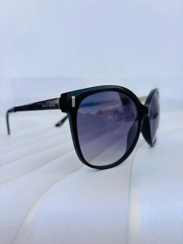 Lentes Guess color negro estilo ojo de gato
