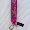 Llavero Victoria s Secret en color Rosa detalles Plateado y dorado