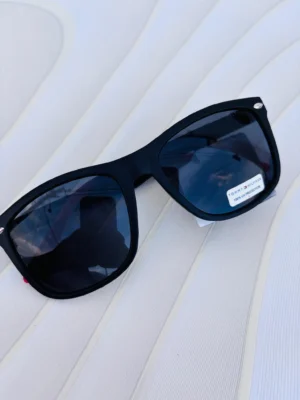 Lentes Tommy Hilfiger modelo outlook color negro detalle rojo