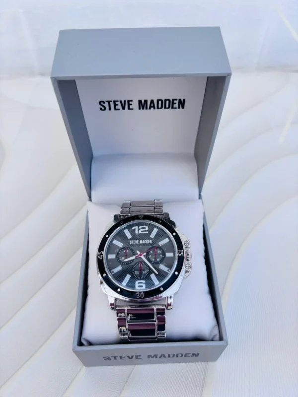 Reloj analogico marca steve madden pulsera gris