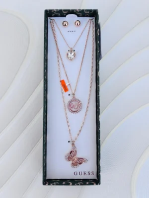 Collar Guess con aretes, detalles dorados mariposa