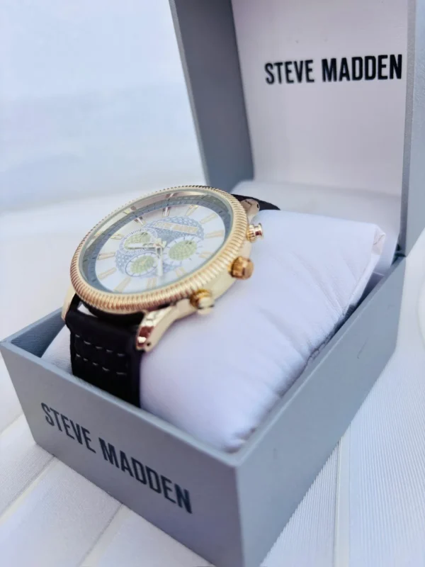 Reloj analogico marca Steve Madden Correa de Piel