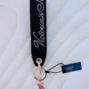 Llavero Victoria s Secret en color Negro detalles plateados y dorados