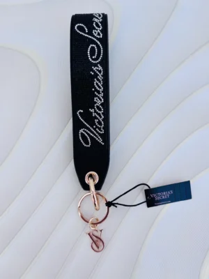 Llavero Victoria s Secret en color Negro detalles plateados y dorados