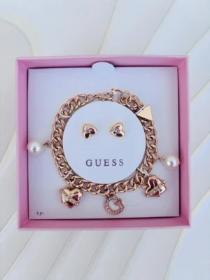 Pulsera Guess en Dorado chams perlas y corazon